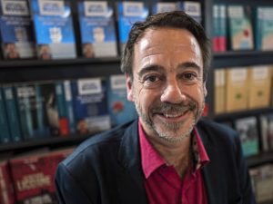 Michel Bussi, l auteur a ecrit un livre pour enfants, Les contes du reveil matin