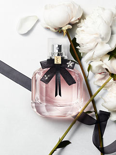 Fragrance Mon Paris parfum floral d YSL par Dora Baghriche et Olivier Cresp