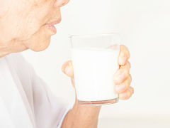 Lait de vache et cancer du sein du aux hormones sexuelles, favorisez les laits vegetaux