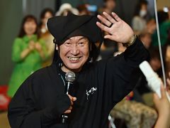 Kansai Yamamoto, le designer de mode ayant collabore avec David Bowie est mort
