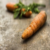 deux carottes sur une table