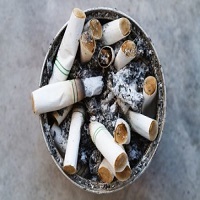 Des megots de cigarettes dans un cendrier