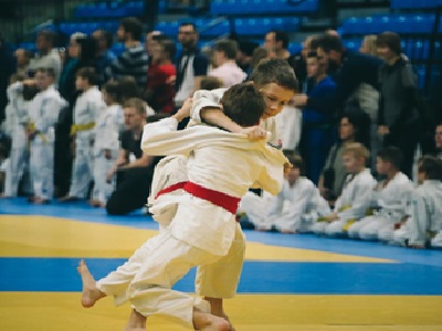 Deux enfants pratiquant du judo