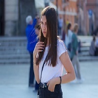 Une femme portant un t-shirt blanc