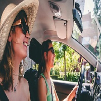 deux femmes en voiture