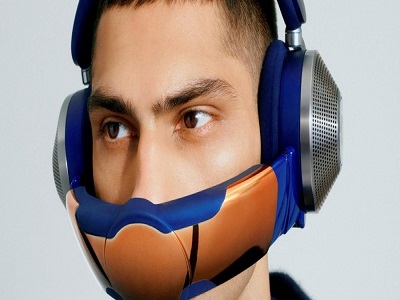 Un homme portant un casque audio Dyson Zone