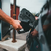 Un véhicule faisant le plein dans une station-service