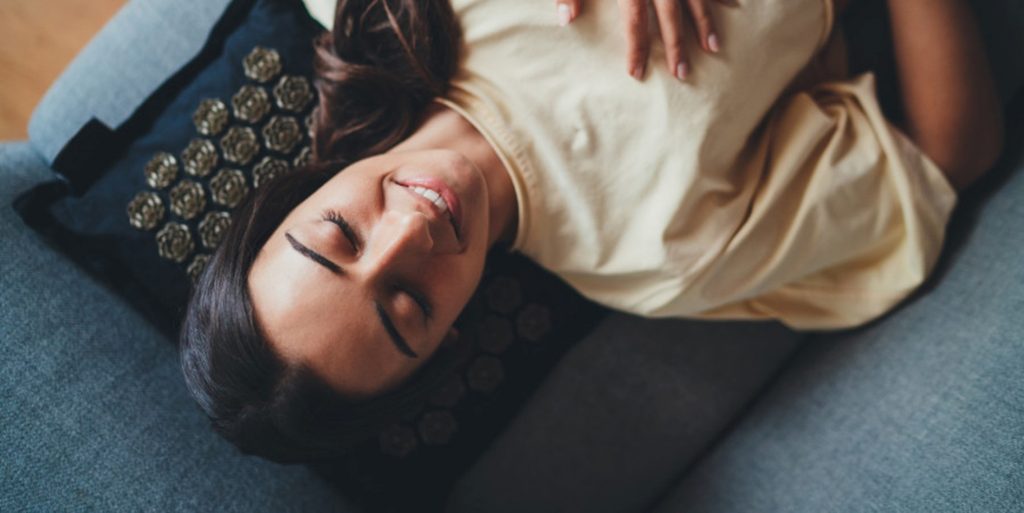 Une femme qui fait une sieste 