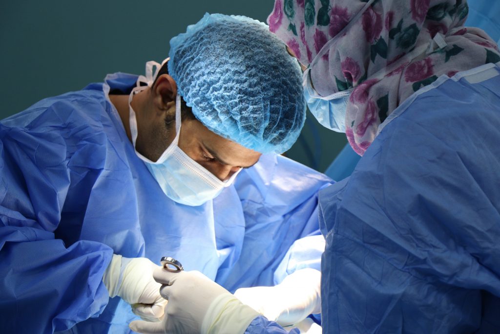 Des chirurgiens qui procèdent à une chirurgie 