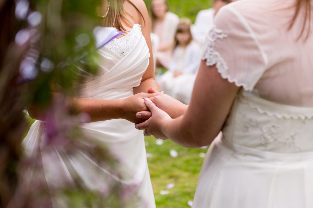 Deux femmes en robe de mariée 