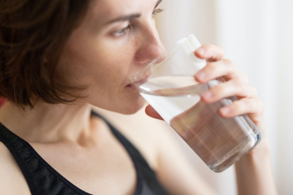 Une femme qui boit un verre d’eau 