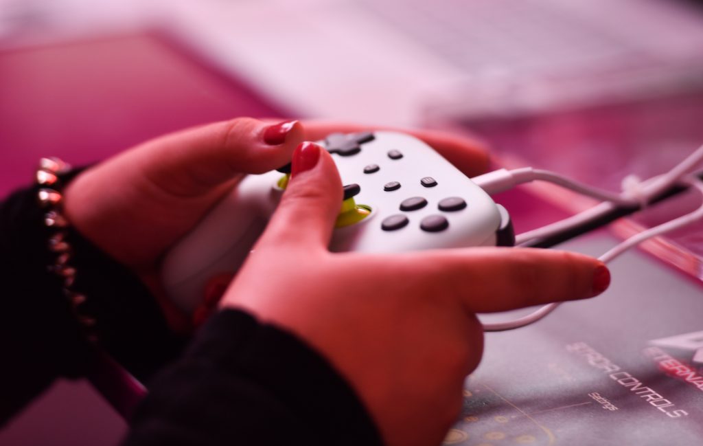 Des mains qui tiennent une manette de jeu vidéo 