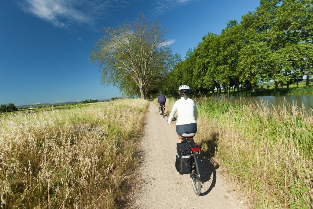 Des cyclistes qui font de la randonnée à vélo 