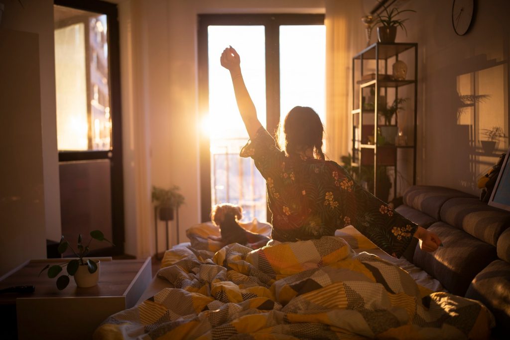 Une personne qui se réveille dans son lit 