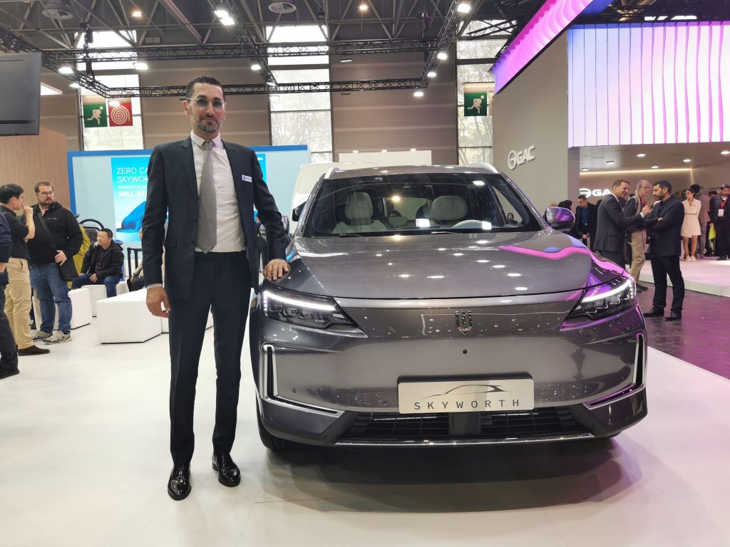 Mickael Fitoussi présente le SUV électrique Skyworth K au Mondial de l'Auto 2024.