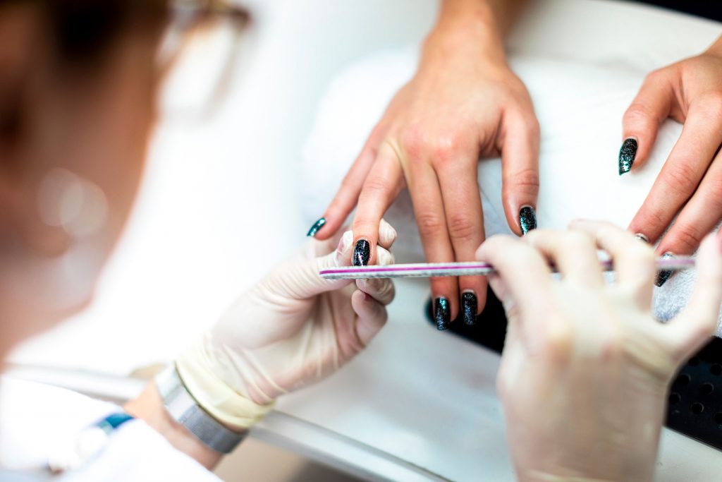 Manucure professionnelle dans un salon de beauté, soins des ongles tendance