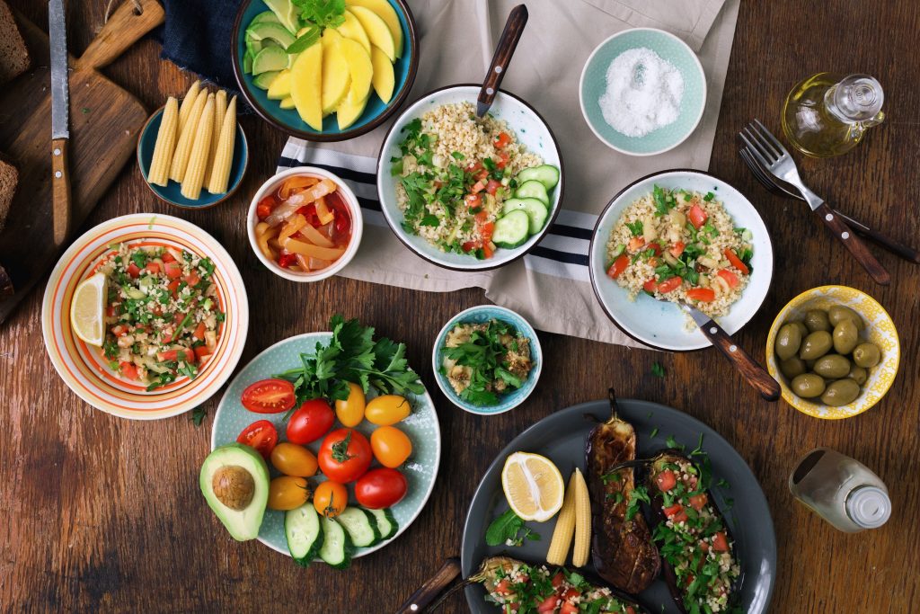 Repas végétalien équilibré riche en légumes, céréales et légumineuses.