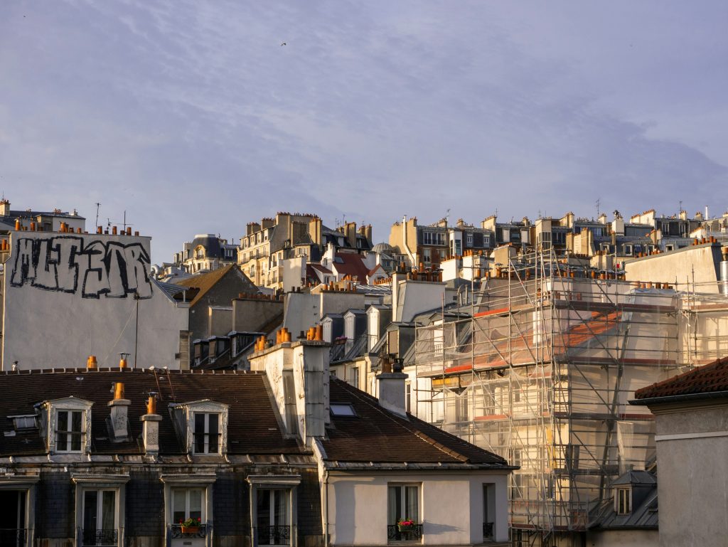 Des batiments et un immeuble en cours de renovation