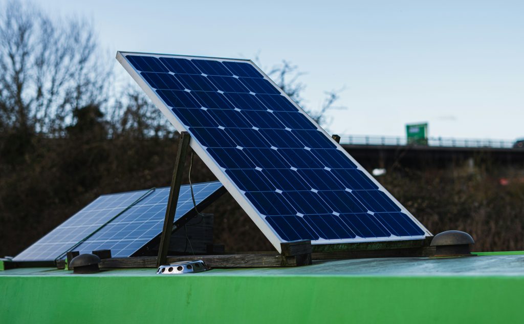 Trois panneaux solaires sur un support