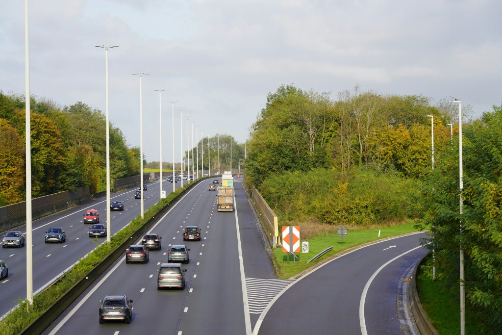 Des voitures roulant sur une autoroute