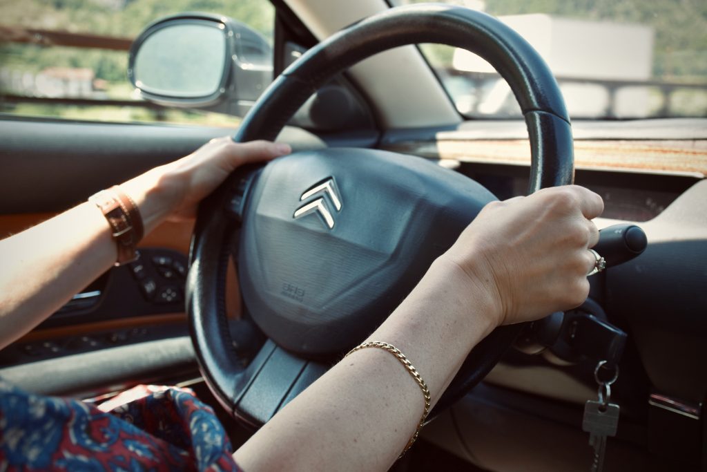 Mains d’une femme au volant d’un Citroen