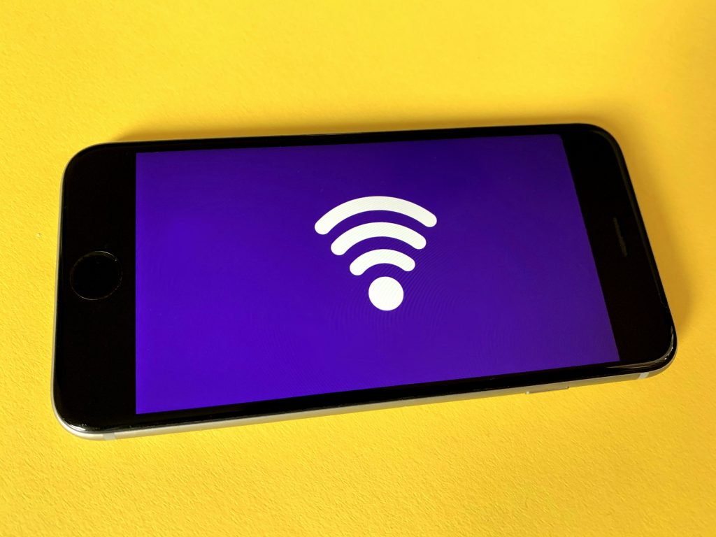 Un smartphone connecte a un reseau Wifi