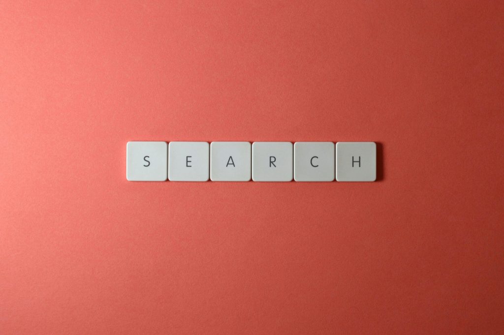 Des tuiles de lettres formant le mot « search »