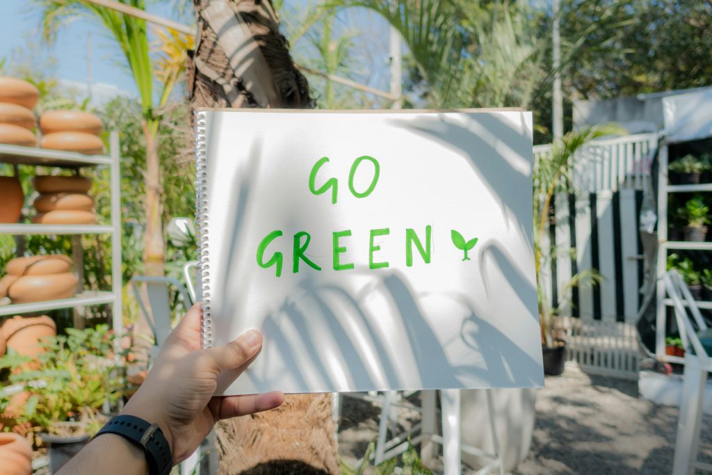 Une pancarte avec le message « Go green »