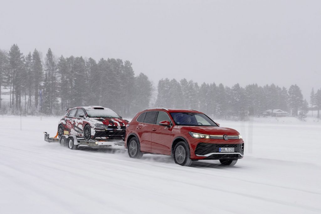 Le nouveau Tiguan remorquant une voiture dans la neige